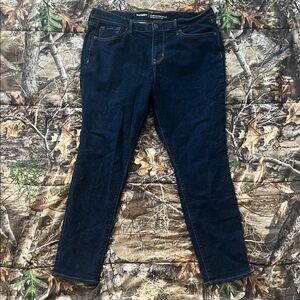 Old Navy Curvy Mid - Rise Jeans
Size 12 short